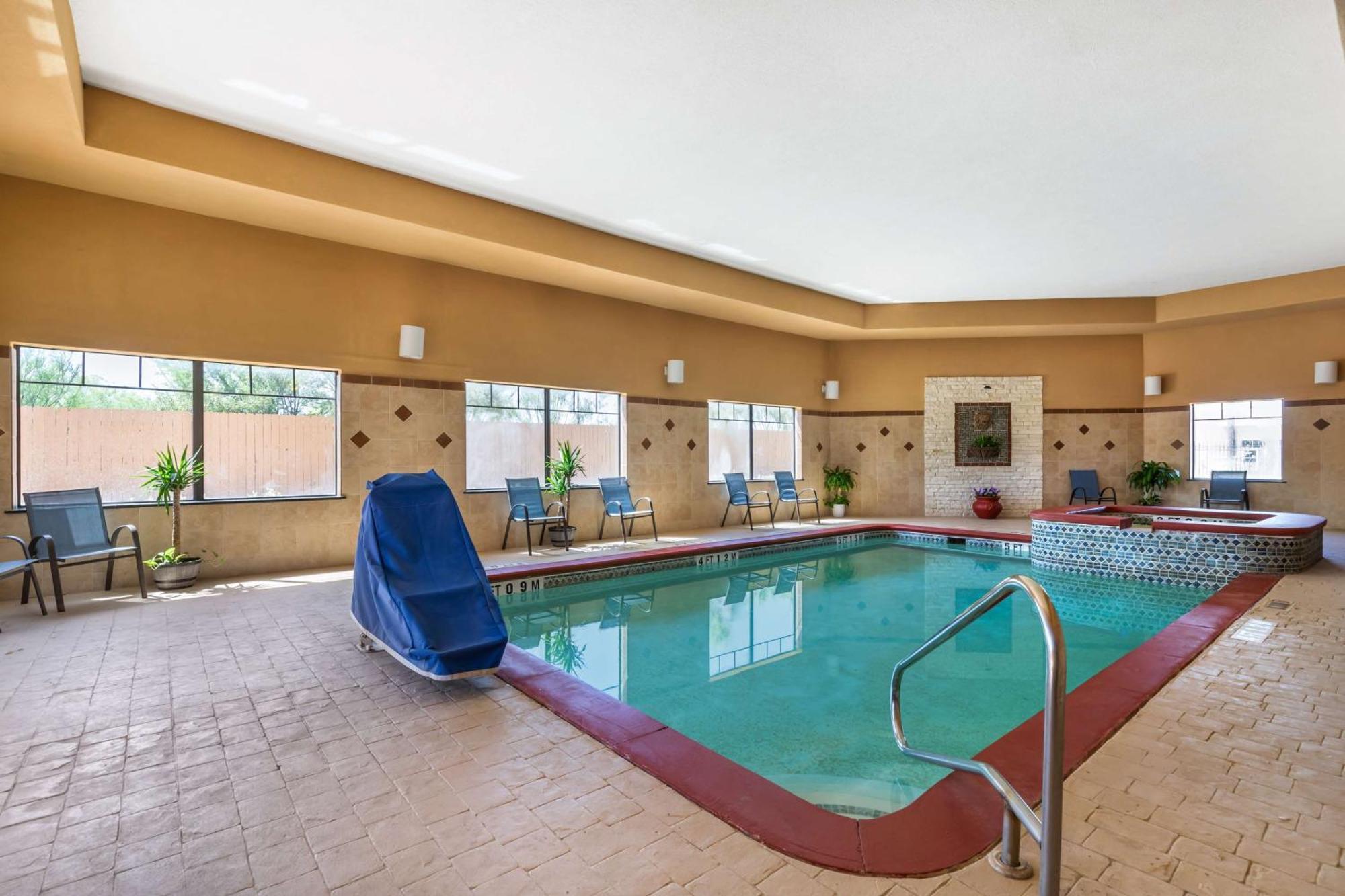 Best Western Plus Lytle Inn And Suites Екстериор снимка