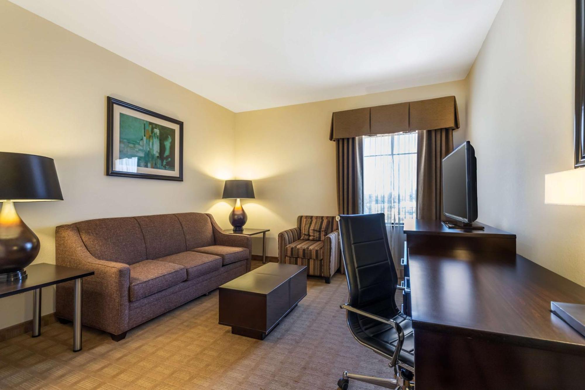 Best Western Plus Lytle Inn And Suites Екстериор снимка