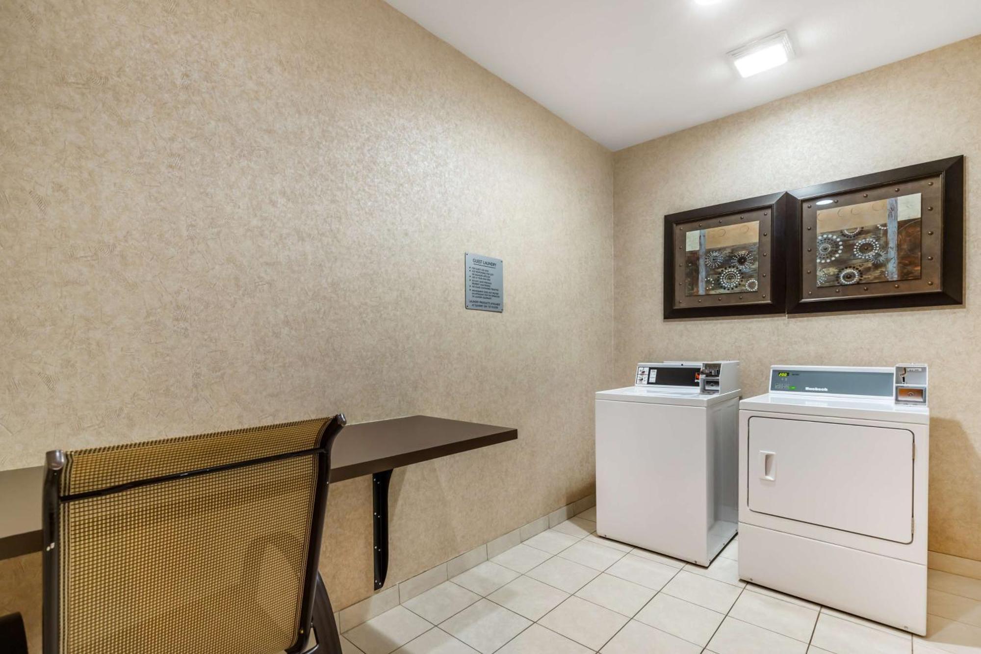Best Western Plus Lytle Inn And Suites Екстериор снимка