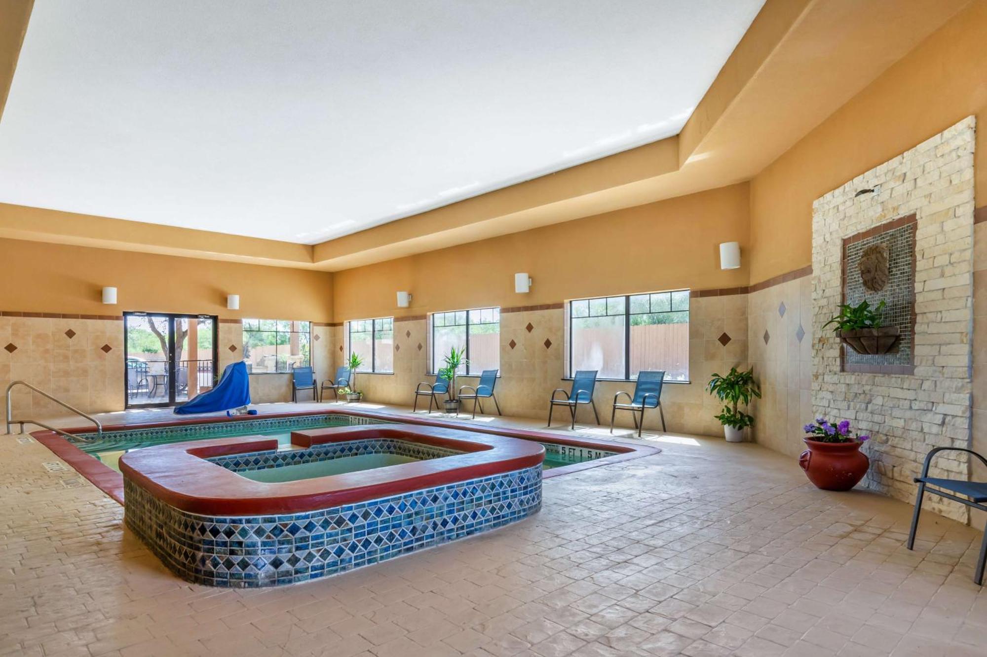 Best Western Plus Lytle Inn And Suites Екстериор снимка