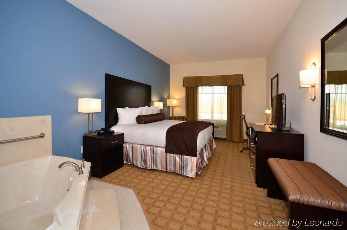 Best Western Plus Lytle Inn And Suites Екстериор снимка