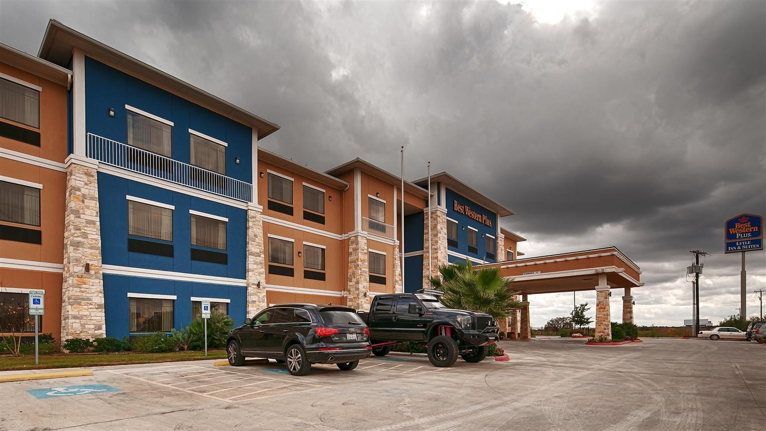 Best Western Plus Lytle Inn And Suites Екстериор снимка